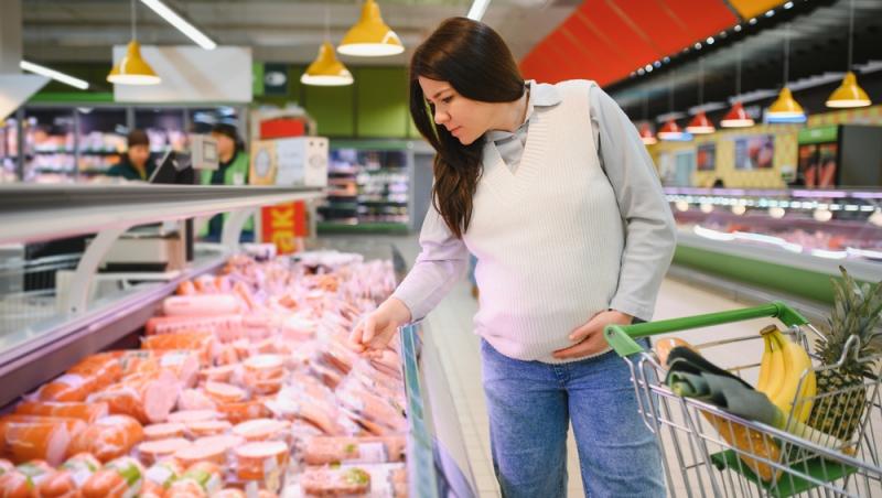 Parizerul și alte mezeluri preferate de români, la analize. Ce rezultate alarmante au ieșit