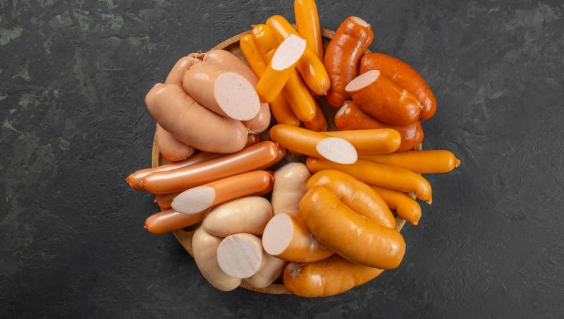 Parizerul și alte mezeluri preferate de români, la analize. Ce rezultate alarmante au ieșit