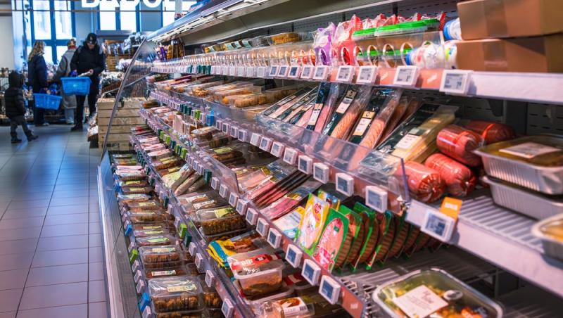 Parizerul și alte mezeluri preferate de români, la analize. Ce rezultate alarmante au ieșit