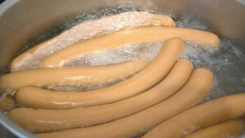 Parizerul și alte mezeluri preferate de români, la analize. Ce rezultate alarmante au ieșit