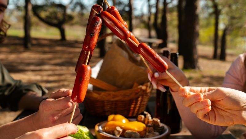 Parizerul și alte mezeluri preferate de români, la analize. Ce rezultate alarmante au ieșit