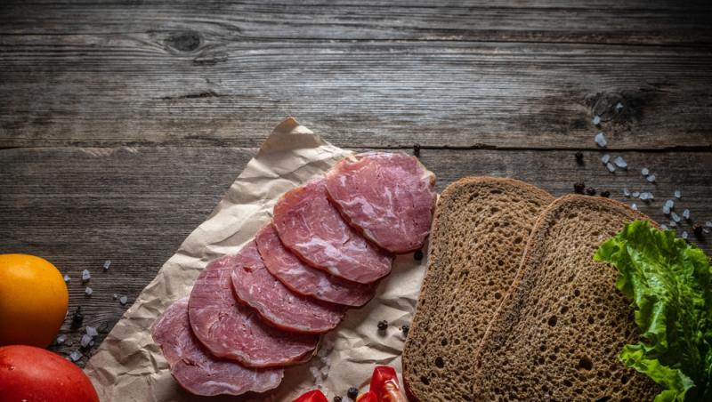 Parizerul și alte mezeluri preferate de români, la analize. Ce rezultate alarmante au ieșit