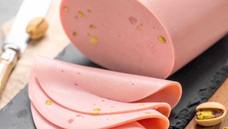 Parizerul și alte mezeluri preferate de români, la analize. Ce rezultate alarmante au ieșit