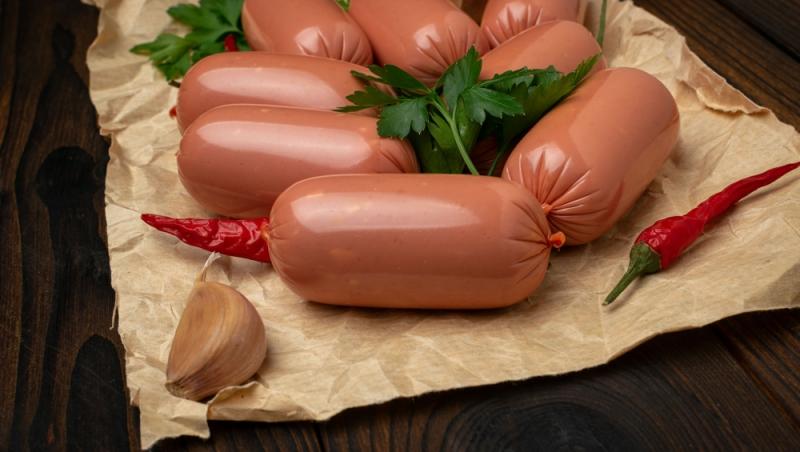 Parizerul și alte mezeluri preferate de români, la analize. Ce rezultate alarmante au ieșit