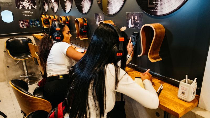 Asia Express sezonul 8, 5 noiembrie 2025. Concurenții au dansat pe străzile din Coreea de Sud. Cine a făcut un show de zile mari