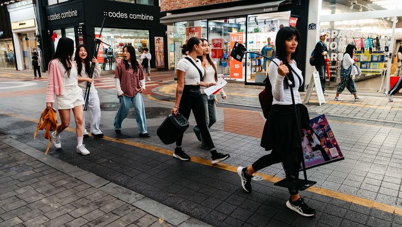 Asia Express sezonul 8, 5 noiembrie 2025. Concurenții au dansat pe străzile din Coreea de Sud. Cine a făcut un show de zile mari