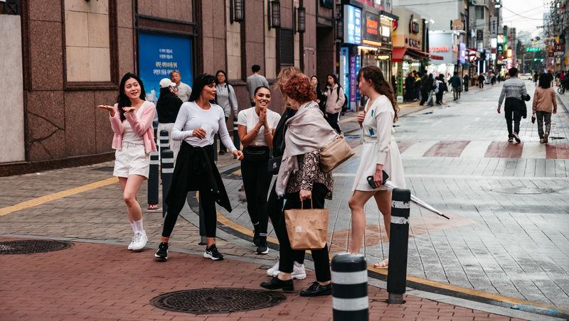 Asia Express sezonul 8, 5 noiembrie 2025. Concurenții au dansat pe străzile din Coreea de Sud. Cine a făcut un show de zile mari