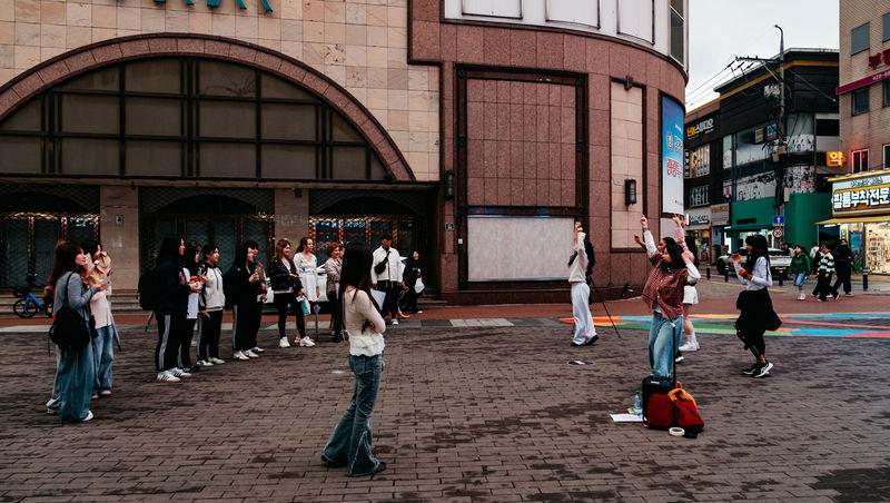 Asia Express sezonul 8, 5 noiembrie 2025. Concurenții au dansat pe străzile din Coreea de Sud. Cine a făcut un show de zile mari