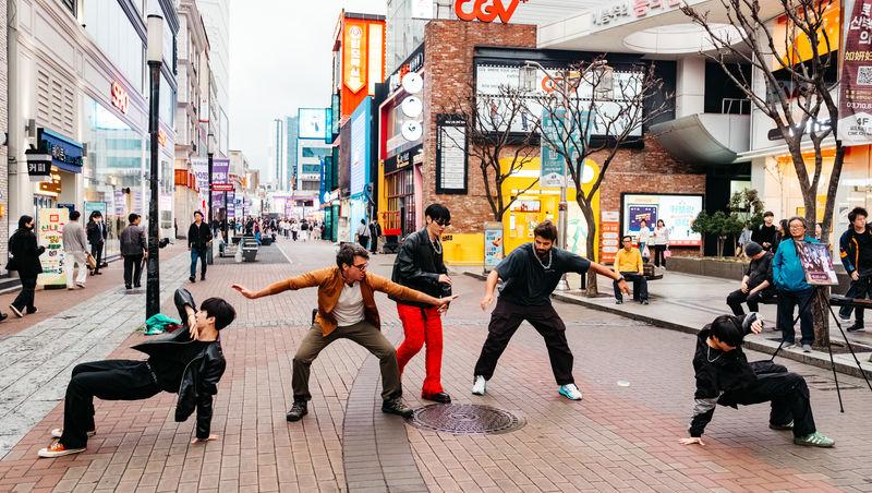 Asia Express sezonul 8, 5 noiembrie 2025. Concurenții au dansat pe străzile din Coreea de Sud. Cine a făcut un show de zile mari