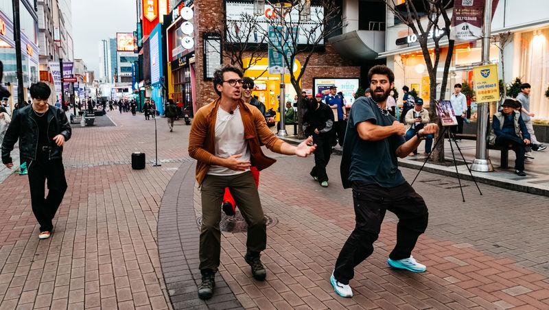 Asia Express sezonul 8, 5 noiembrie 2025. Concurenții au dansat pe străzile din Coreea de Sud. Cine a făcut un show de zile mari