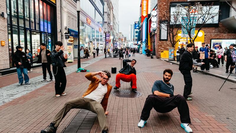 Asia Express sezonul 8, 5 noiembrie 2025. Concurenții au dansat pe străzile din Coreea de Sud. Cine a făcut un show de zile mari