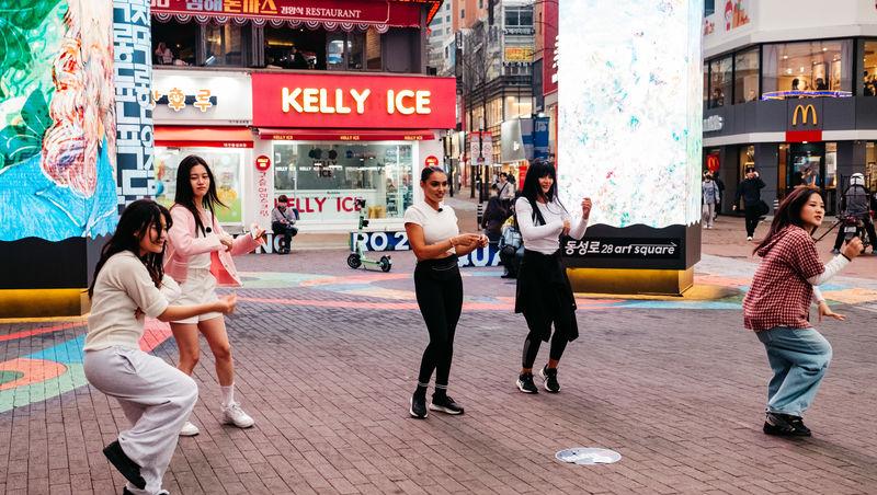 Asia Express sezonul 8, 5 noiembrie 2025. Concurenții au dansat pe străzile din Coreea de Sud. Cine a făcut un show de zile mari