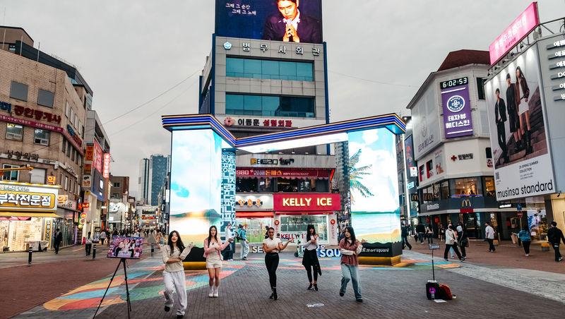 Asia Express sezonul 8, 5 noiembrie 2025. Concurenții au dansat pe străzile din Coreea de Sud. Cine a făcut un show de zile mari