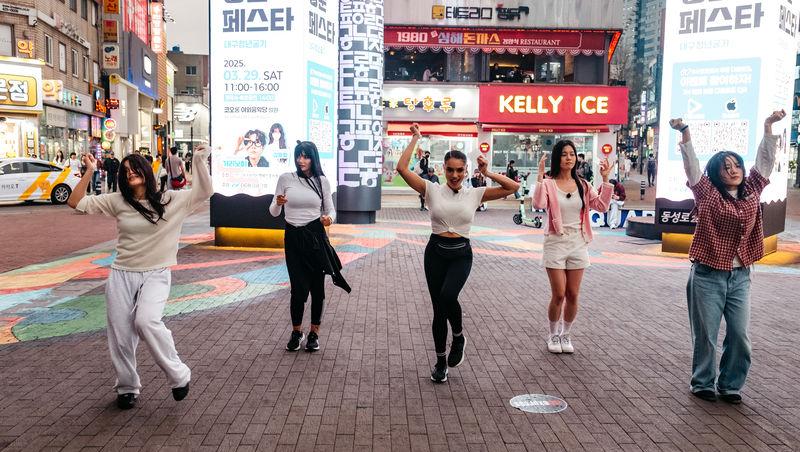 Asia Express sezonul 8, 5 noiembrie 2025. Concurenții au dansat pe străzile din Coreea de Sud. Cine a făcut un show de zile mari