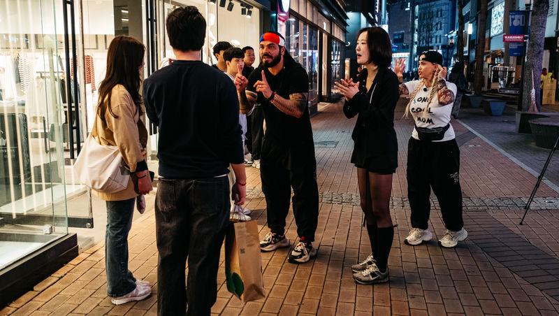 Asia Express sezonul 8, 5 noiembrie 2025. Concurenții au dansat pe străzile din Coreea de Sud. Cine a făcut un show de zile mari