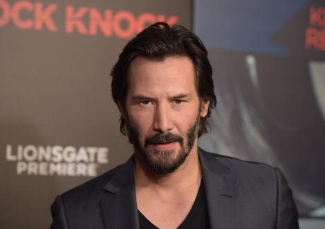 Keanu Reeves a apărut pe scenă doar în lenjerie și plin de sânge. Cum arată celebrul actor la 61 de ani