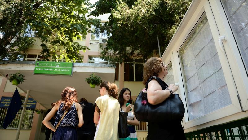 imagine cu elevi in curtea liceului