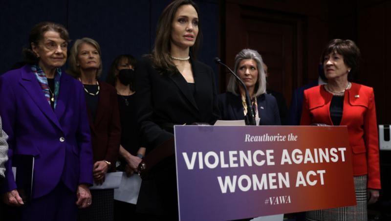 Angelina Jolie a rămas fără șofer în timpul unei vizite la un spital de copii din Sudul Ucrainei. De ce a fost luat de armată