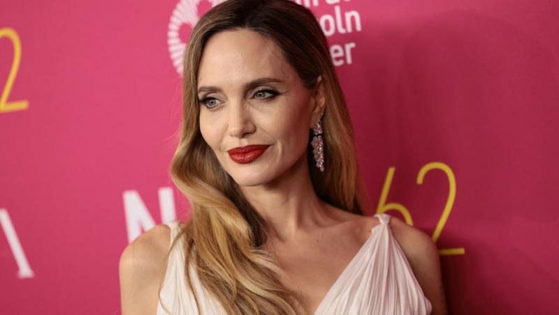 Angelina Jolie a rămas fără șofer în timpul unei vizite la un spital de copii din Sudul Ucrainei. De ce a fost luat de armată