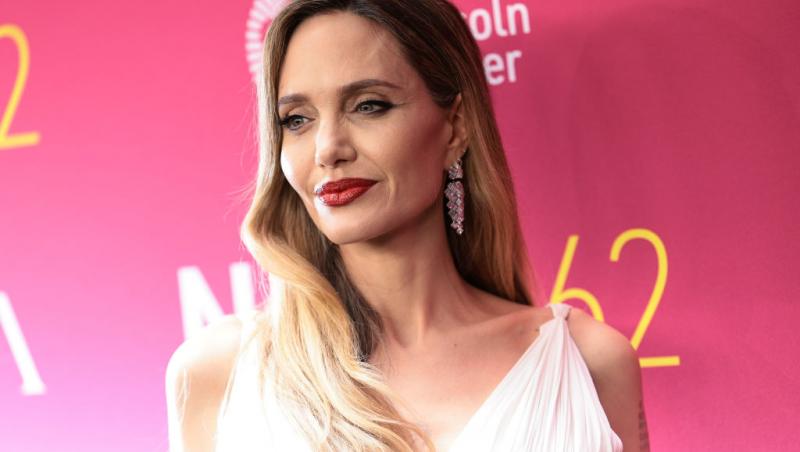 Angelina Jolie a rămas fără șofer în timpul unei vizite la un spital de copii din Sudul Ucrainei. De ce a fost luat de armată
