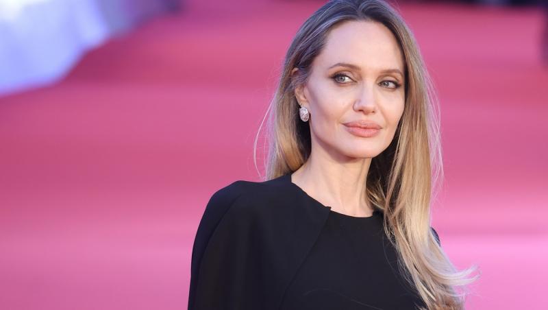 Angelina Jolie a rămas fără șofer în timpul unei vizite la un spital de copii din Sudul Ucrainei. De ce a fost luat de armată