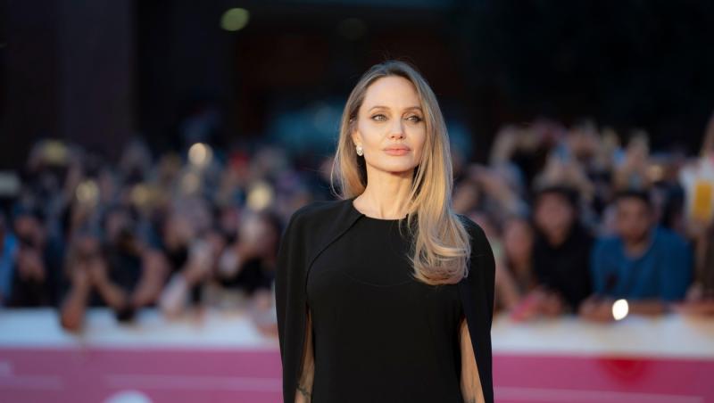 Angelina Jolie a rămas fără șofer în timpul unei vizite la un spital de copii din Sudul Ucrainei. De ce a fost luat de armată
