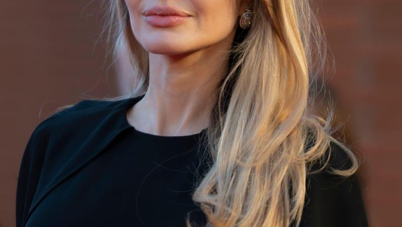 Angelina Jolie a rămas fără șofer în timpul unei vizite la un spital de copii din Sudul Ucrainei. De ce a fost luat de armată