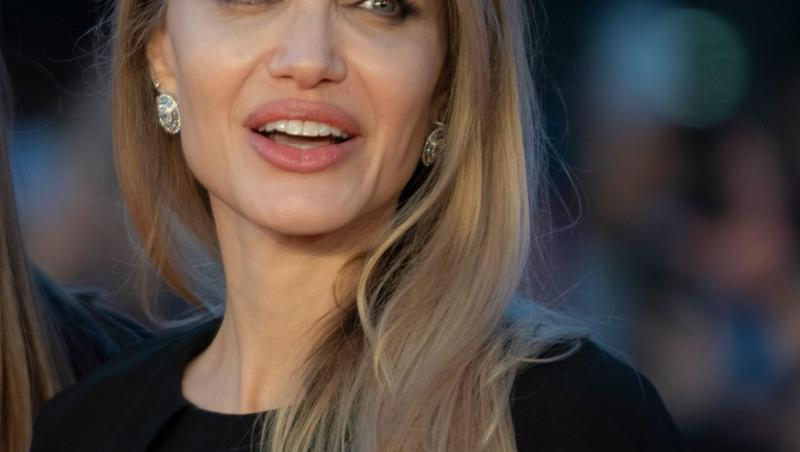 Angelina Jolie a rămas fără șofer în timpul unei vizite la un spital de copii din Sudul Ucrainei. De ce a fost luat de armată