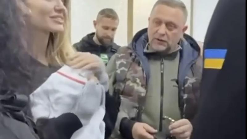 Angelina Jolie a rămas fără șofer în timpul unei vizite la un spital de copii din Sudul Ucrainei. De ce a fost luat de armată
