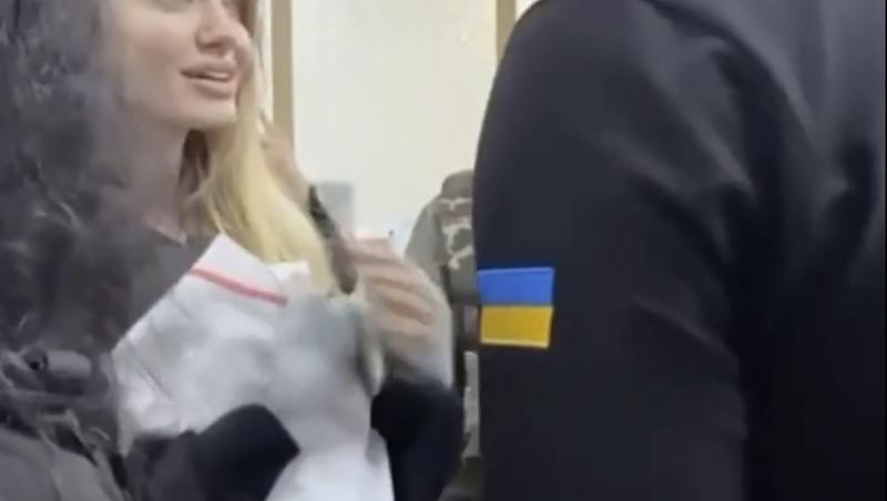 Angelina Jolie a rămas fără șofer în timpul unei vizite la un spital de copii din Sudul Ucrainei. De ce a fost luat de armată