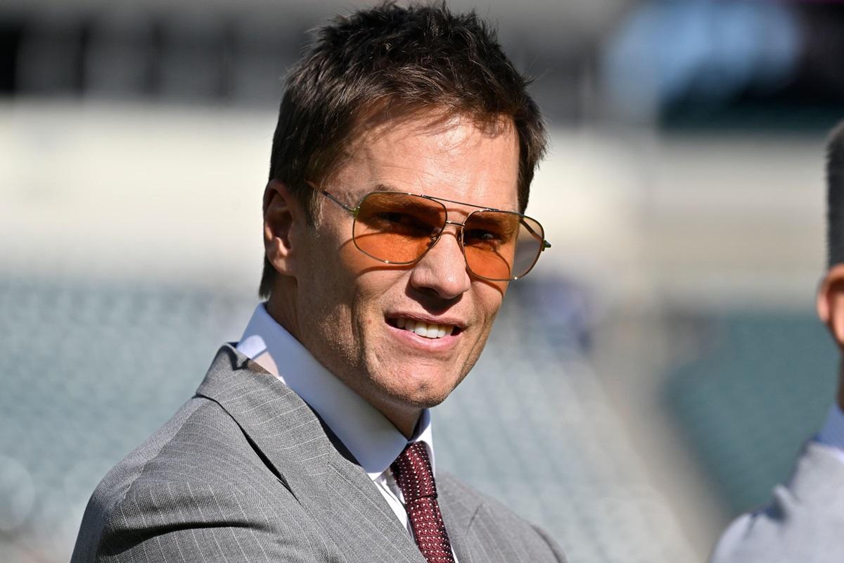 Tom Brady cu ochelari de soare pe față