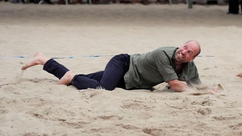 Prințul William întins pe jos pe plajă, Brazilia, 2025