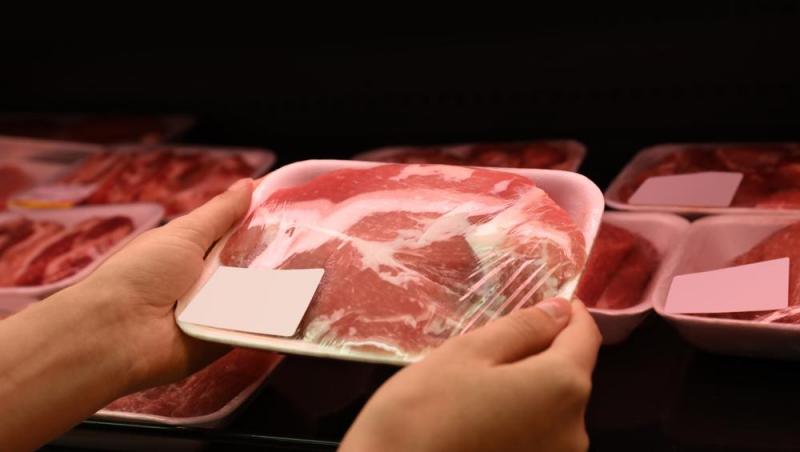 Directorul general ANPC trage un semnal de alarmă în legătură cu lichidul roșiatic din ambalajele de carne. Ce probleme ar indica