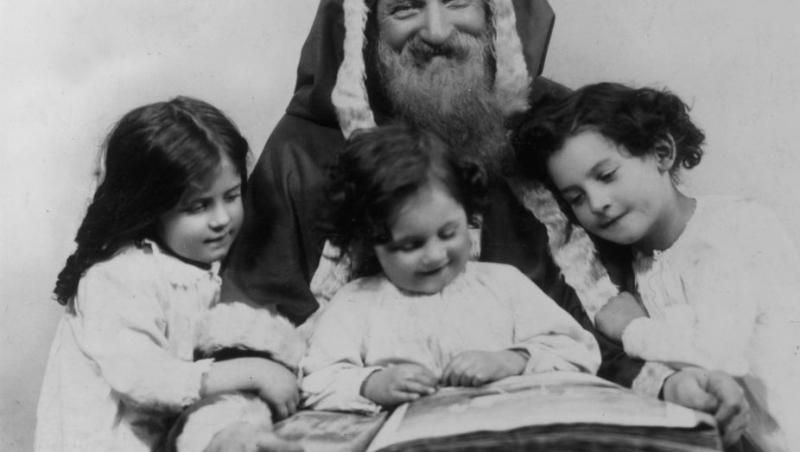 Topul cărților pentru copii pe care să le pună Moș Nicolae în ghetuțe sau Moș Crăciun sub brad