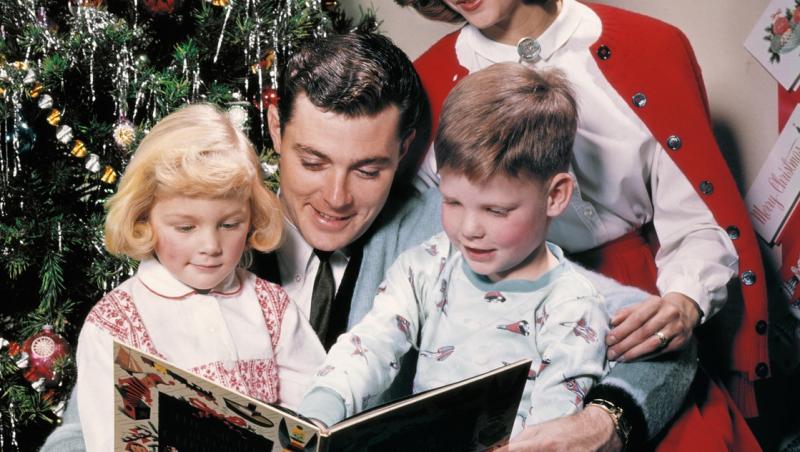 Topul cărților pentru copii pe care să le pună Moș Nicolae în ghetuțe sau Moș Crăciun sub brad