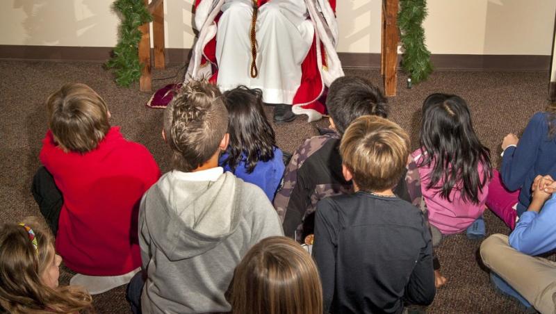 Topul cărților pentru copii pe care să le pună Moș Nicolae în ghetuțe sau Moș Crăciun sub brad