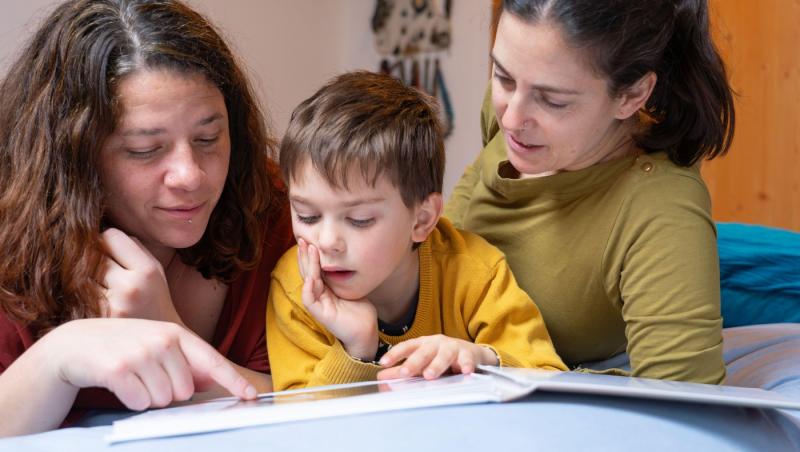 Topul cărților pentru copii pe care să le pună Moș Nicolae în ghetuțe sau Moș Crăciun sub brad