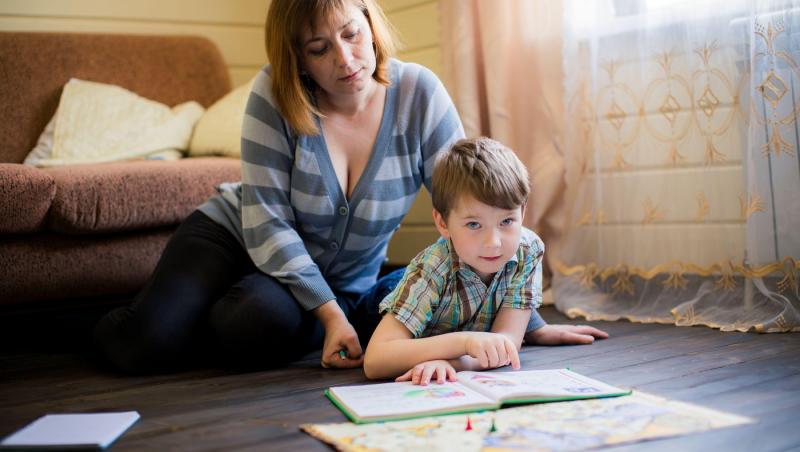 Topul cărților pentru copii pe care să le pună Moș Nicolae în ghetuțe sau Moș Crăciun sub brad