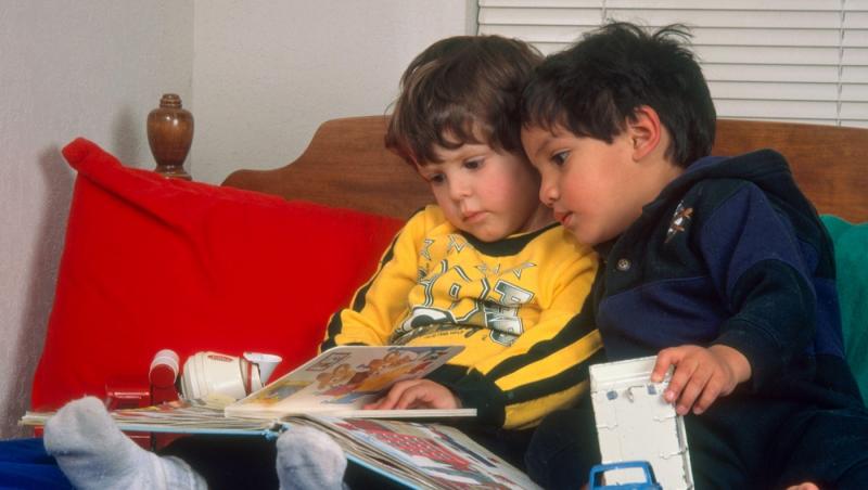 Topul cărților pentru copii pe care să le pună Moș Nicolae în ghetuțe sau Moș Crăciun sub brad