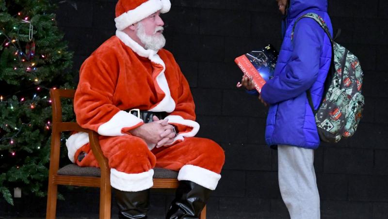 Topul cărților pentru copii pe care să le pună Moș Nicolae în ghetuțe sau Moș Crăciun sub brad