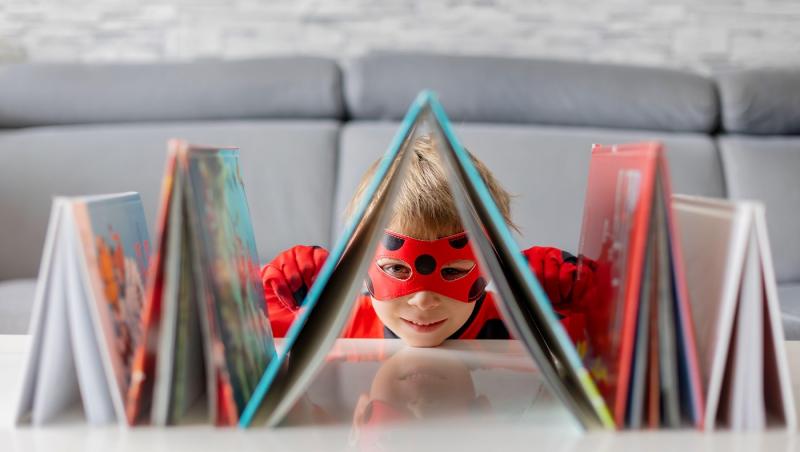 Topul cărților pentru copii pe care să le pună Moș Nicolae în ghetuțe sau Moș Crăciun sub brad