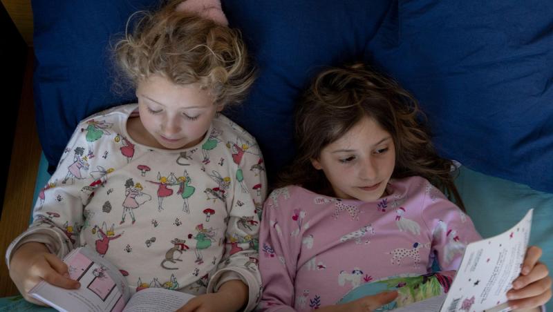 Topul cărților pentru copii pe care să le pună Moș Nicolae în ghetuțe sau Moș Crăciun sub brad