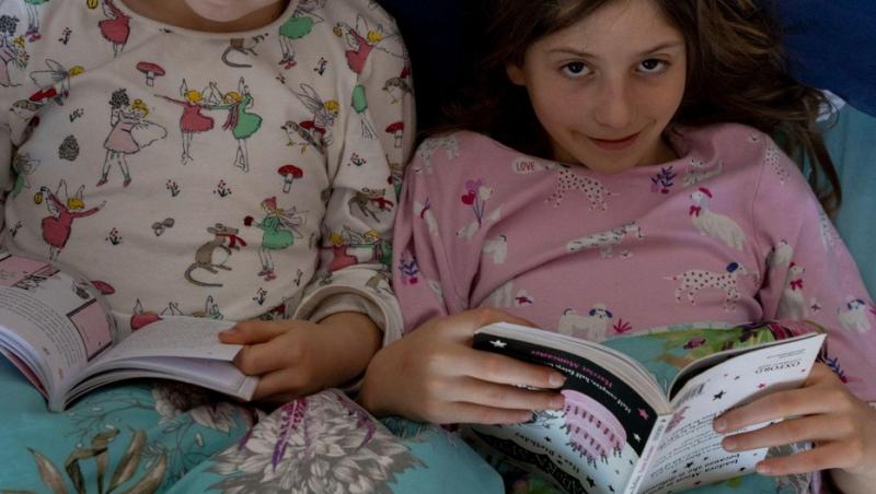 Topul cărților pentru copii pe care să le pună Moș Nicolae în ghetuțe sau Moș Crăciun sub brad