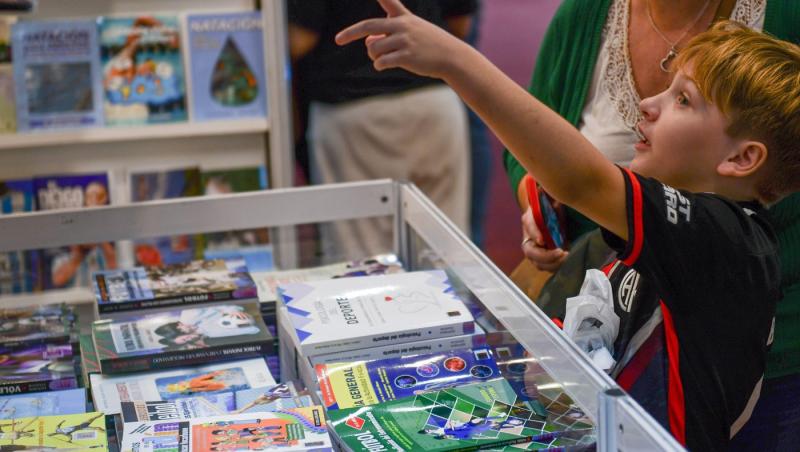 Topul cărților pentru copii pe care să le pună Moș Nicolae în ghetuțe sau Moș Crăciun sub brad