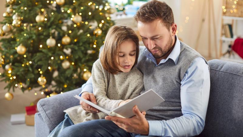 Topul cărților pentru copii pe care să le pună Moș Nicolae în ghetuțe sau Moș Crăciun sub brad