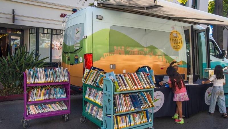 Topul cărților pentru copii pe care să le pună Moș Nicolae în ghetuțe sau Moș Crăciun sub brad