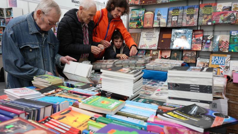 Topul cărților pentru copii pe care să le pună Moș Nicolae în ghetuțe sau Moș Crăciun sub brad