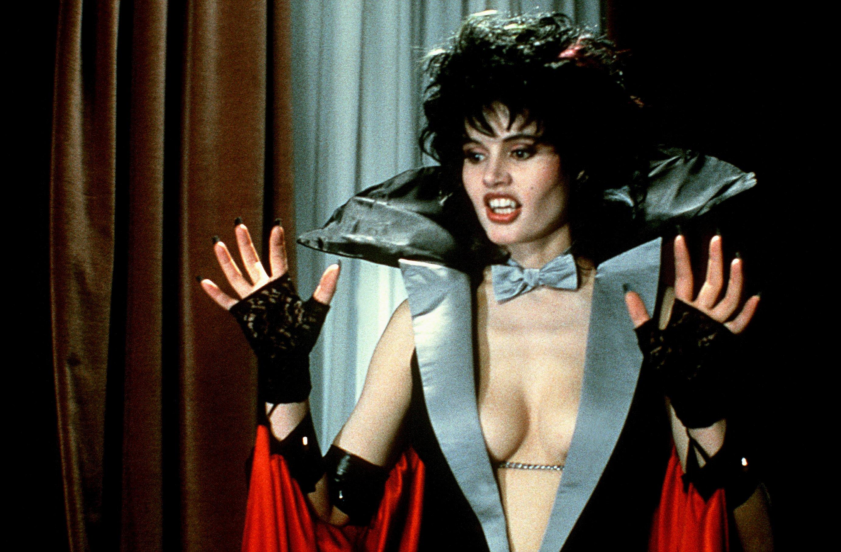 Geena Davis îmbrăcată ca un vampir, anii 1990