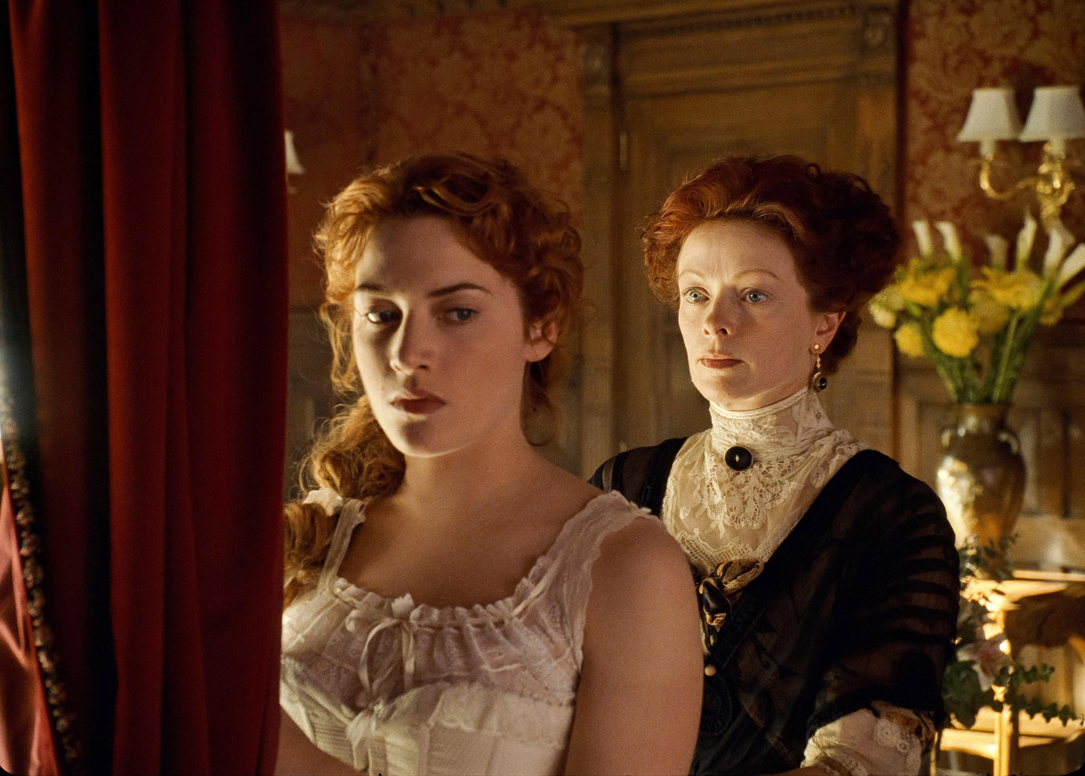 Captură din Titanic, Frances Fisher, Ruth DeWitt Bukater, și Kate Winslet, Rose