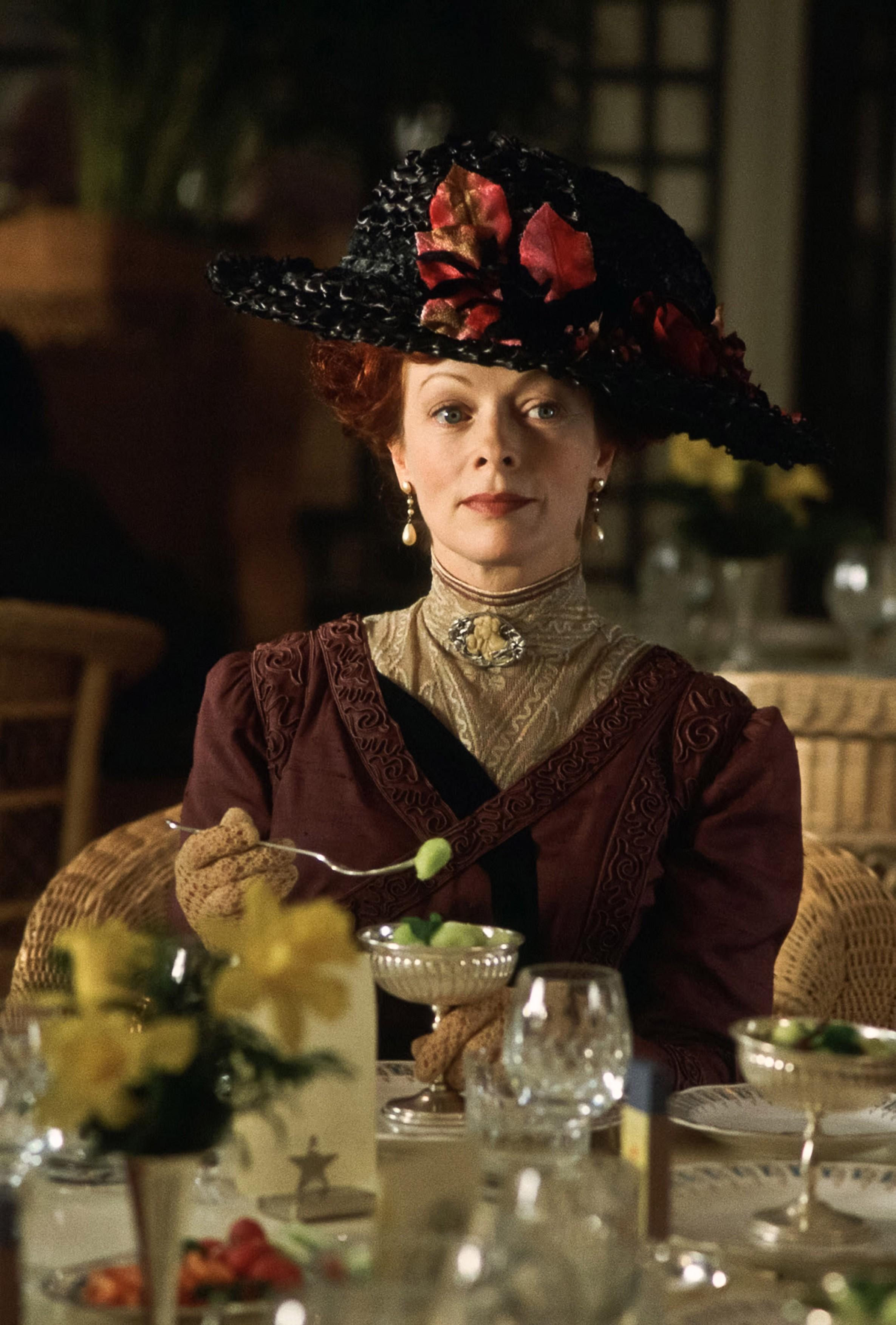 Captură din Titanic, Frances Fisher, Ruth DeWitt Bukater